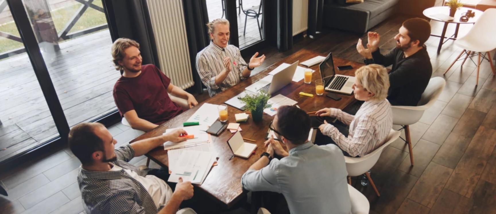 Teilnehmer während praktischer Gruppenarbeit